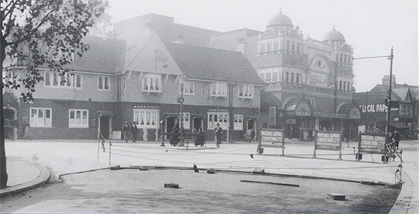 Making up London Road at Plough Corner in 1922, with the Plough public house to the left of the Palace Theatre (Courtesy of Bob Dalgarno)
